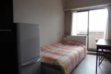 <p>Les chambres individuelles, &eacute;quip&eacute;es d'une armoire, d'un r&eacute;frig&eacute;rateur, d'un bureau et d'un lit, disposent &eacute;galement d'un balcon</p>