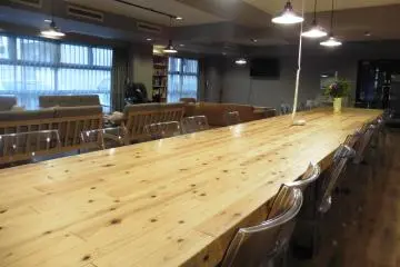 <p>Chacun devrait pouvoir se trouver une place autour de cette table !</p>