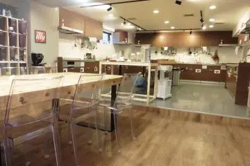 <p>L'espace cuisine dispose de tous les ustensiles n&eacute;cessaires &agrave; la confection de n'importe quel plat</p>