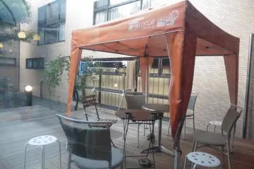 <p>La terrasse ext&eacute;rieure de la r&eacute;sidence, id&eacute;ale pour une pause d&eacute;tente</p>