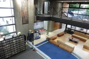 <p>L'immense hall d'entr&eacute;e</p>