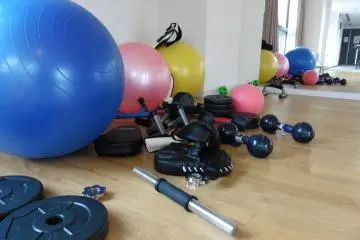 <p>Une grande vari&eacute;t&eacute; de mat&eacute;riel de sport est mise &agrave; disposition des r&eacute;sidents</p>