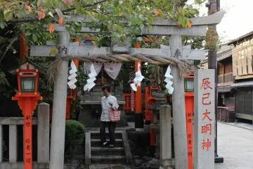 <p>Tatsumi Daimyoujin at the northside of Gion. Maiko and Geisha prayer here for success in their skills.&nbsp;</p>