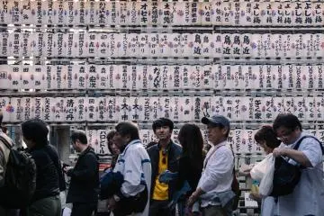 <p>People waiting in line to pay their wishes to the god Ebisu.</p>