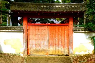 <p>ประตูสีแดงที่ปิดอยู่ ทำให้ฉันอยากรู้อยากเห็น</p>