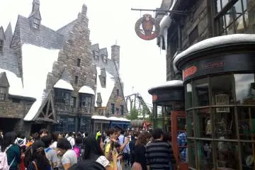 <p>ZONE 1 > HOGSMEADE VILLAGE : ตรงข้ามแบบเยื้องๆ กับร้าน OLLIVANDERS ก็คือร้านไปรษณีย์นกฮูก OWL POST &amp; OWLERY ที่จำหน่ายเครื่องเขียนและของที่ระลึกน่ารักมากมาย แถมตรงนี้เรายังสามารถส่งจดหมายที่มีตราประทับของ OWL POST ส่งไปได้ทั่วโลกอีกด้วย</p>