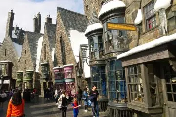 <p>ZONE 1 > HOGSMEADE VILLAGE : บรรยากาศสวยๆ ภายในหมู่บ้านที่ฉุดให้เราเข้าไปอยู่ในโลกแห่งจินตนาการในโลกแห่งความเป็นจริงได้อย่างยอดเยี่ยม&nbsp;</p>