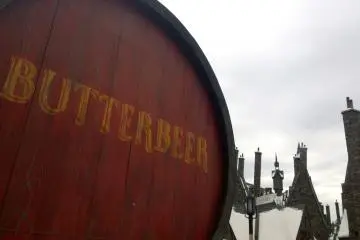 <p>ZONE 1 > HOGSMEADE VILLAGE : นี่ล่ะ สิ่งที่ไม่ควรพลาดเมื่อมาเยือนดินแดน&nbsp;The Wizarding World of Harry Potter เพราะนอกจาก &nbsp;BUTTERBEER จะเป็นเครื่องดื่มอันแสนโปรดปรานของนักเรียน Hogwarts แล้ว มันก็ยังเป็นเครื่องดื่มชื่อดังที่ทุกคนที่มาเยือนอยากลิ้มลองอีกด้วย&nbsp;</p>