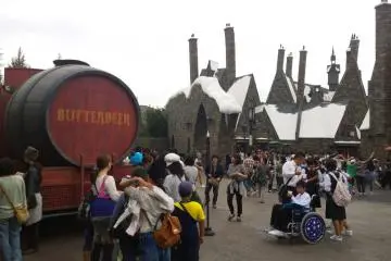 <p>ZONE 1 > HOGSMEADE VILLAGE : ถัง BUTTERBEER ยักษ์จะมีบริการอยู่สองจุดคือตรงบริเวณทางเข้าหมู่บ้านและตรงทางออกหมู่บ้านที่จะมุ่งตรงสู่ดินแดน HOGWARTS ซึ่งเครื่องดื่มอร่อยๆ นี้จะมีคนต่อแถวยาวเหยียดรอชิมตลอดเวลา</p>