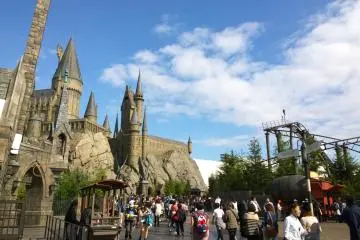 <p>ZONE 1 > HOGSMEADE VILLAGE : ท้ายหมู่บ้านนั้นจะมีสะพานข้ามทะเลสาปซึ่งเป็นจุดเชื่อมไปสู่โซน HOGWARTS CASTLE และ HAGRID'S HUT&nbsp;</p>