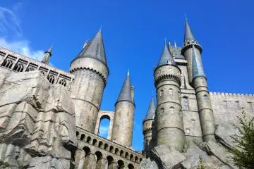 <p>ZONE 2 > HOGWARTS CASTLE : เข้าไปดูปราสาทใกล้ๆ กันบ้าน ซึ่งความยิ่งใหญ่อลังการนี้เป็นการสร้างแบบจำลองย่อส่วนให้เหมือนกับตัวปราสาทจริงในภาพยนตร์ (ให้เรารู้สึกเหมือนกำลังมองดูปราสาทบนหน้าผ้าจากเบื้องล่าง) ตัวปราสาทนั้นไม่สามารถขึ้นไปชมได้จริง แต่ภายล่างด้านในปราสาทแห่งนี้ก็คือที่ตั้งของเครื่องเล่น HARRY POTTER AND THE FORBIDDEN JOURNEY อันโด่งดังและยอดนิยมนั่นเอง ซึ่งเป็นจุดหมายของหลายคนที่มาเยือนที่นี่</p>