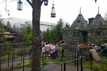 <p>ZONE 3 > HAGRID'S HUT : ถัดจากปราสาท HOGWARTS CASTLE ก็จะเป็นโซนกระท่อมของแฮกริดส์ ซึ่งโซนนี้ก็คือเครื่องเล่น FLIGHT OF THE HIPPOGRIFF ที่จะให้เราได้เหิรเวหาไปกับเจ้านัก HIPPOGRIFF อย่างสนุกสนาน &nbsp;</p>