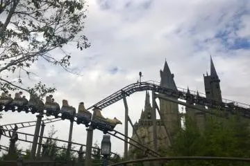 <p>ZONE 3 > HAGRID'S HUT : เจ้านก HIPPOGRIFF กำลังพาทุกคนเหิรหาวท่ามกลางปราสาท HOGWARTS CASTLE อย่างสนุกสนาน ซึ่งเครื่องเล่น FLIGHT OF THE HIPPOGRIFF นี้เป็นรถไฟเหาะแบบไม่ตีลังกาที่สามารถสนุกสนานได้ตั้งแต่เด็กจนถึงผู้ใหญ่แบบไม่อันตรายหวาดเสียว</p>