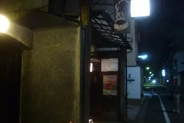 카페 입구를 놓치기 매우 쉽다. 작은 영어 표지판을 찾아보셔야 할꺼다 