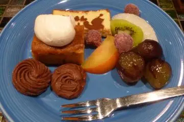 내 '세트'는 여러 종류의 디저트와 과일이 담긴 접시로 끝이 났다. 카페 오팔 디저트는 다 홈메이드다. 