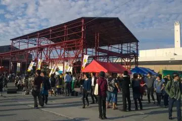 <p>หนึ่งในบริเวณพื้นที่จัดงานที่มีการออกร้านต่างๆ มากมาย ตั้งแต่ศิลปะไปยันร้านอาหารอร่อยๆ&nbsp;</p>