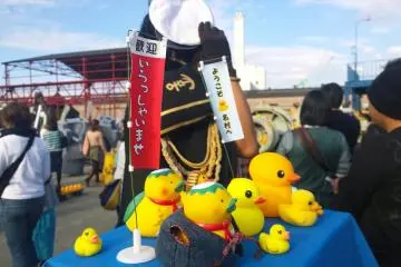 <p>รอบๆ เจ้าเป็นยางยักษ์​ RUBBER DUCK นั้นก็มีการนำเป็ดยางจิ๋วมาสร้างสรรค์งานศิลปะจัดวางชุดเล็กมากมายให้ได้ถ่ายรูปกันด้วย</p>