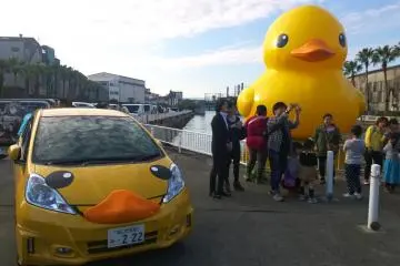 <p>นี่เป็นรถเป็ดน่ารักที่จอดอยู่ข้างๆ กับ RUBBER DUCK ให้ได้ถ่ายรูปกัน</p>