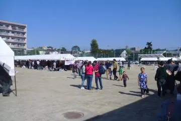 <p>Stand makanan tersebar di lapangan, menawarkan makanan lebih dari 20 negara</p>