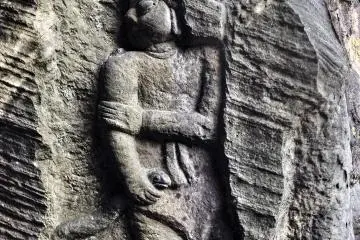 <p>흥미롭게 생긴 상. 누구를 나타내는 상인지 알아내지 못했지만, 오른손엔 뱀을 쥐고 있다. 온라인으로 찾다 보면 단서를 찾을 수도 있으니 꼭 찾아보시길. 더 많이 알고 이 돌에 새겨진 상들을 구경할수록 이해도 잘 되고 뒤에 숨겨진 뜻도 알아낼 수 있으니.</p>