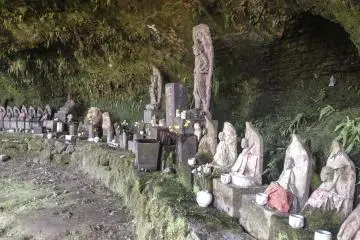 <p>이 작은 동굴 안에서는 앞에 있던 거대한 조각상들과는 비교되게 작은 여러가지 부처상들을 볼 수 있다.</p>