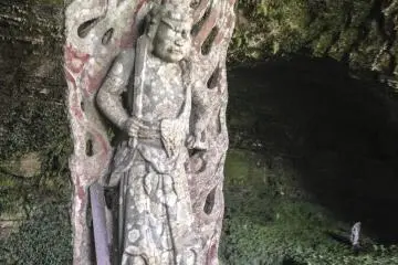 <p>후도우묘우오우(부동명왕) 상. 일본식의 고전적인 모습의 상이다. 불꽃(불교에서는 정화를 의미)에 있음에도 불구하고 위협적인 얼굴과 자비없어 보이는 칼을 들고 서 있는 모습이다.</p>