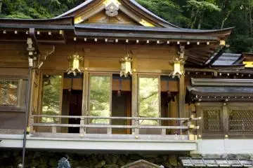 <p>ตัวศาลเจ้าคิบุเนะหลังปัจจุบันที่สร้างอย่างประณีตงดงามซึ่งศาลเจ้านั้นจะอยู่บริเวณเชิงเขาคิบุเนะและเป็นศาลเจ้าที่ตั้งอยู่ด้านหน้าสุดที่เราจะเห็นเป็นอันดับแรกเมื่อมาเยือน</p>