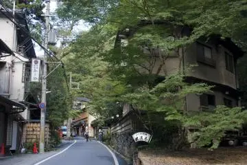 <p>อีกมุมหนึ่งของหมู่บ้านนี้ที่งดงามร่มรื่นไม่แพ้กัน</p>