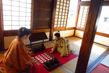 <p>성의 왼쪽 편에 들어갈 수 있는 건물 안. 옛 시대의 모습을 그대로 재현해 놓았다.</p>