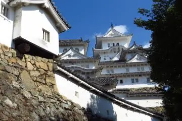 <p>일본의 다른 성들과는 달리, 전쟁이나 자연재해로 손상된 곳이 거의 없는 성으로 유명하기도 하다.</p>