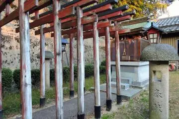 구마노신사 건물 내 작은 여우사당의 붉은 토리이 