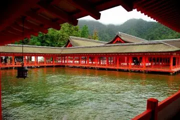 <p>It was a cold day with sporadic rain and occasional sunshine</p>