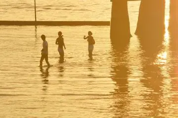 <p>The tide is now getting higher and higher</p>