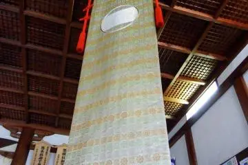 <p>This is the famous 'Nishiki-no Mihata (Brocade silk flag)', which indicates the army of the Emperor</p>