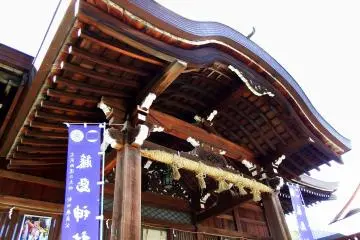 Melihat ruang doa Kuil Fujishima