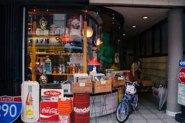 <p>A store that sells vintage advertising products and memorabilia.</p>