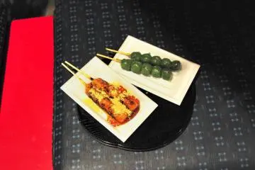 <p>Take a break with sweet Japanese cakes after a long walk in the crowd</p>