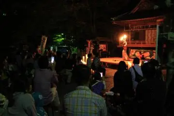 <p>Spectacle au sanctuaire Takedasuga</p>