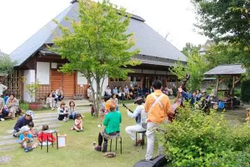 <p>Un spectacle dans la cour</p>