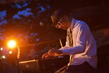 <p>Une performance &agrave; l'ext&eacute;rieur du sanctuaire</p>