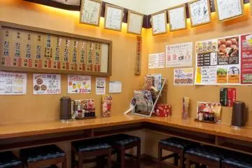 <p>บรรยากาศภายในร้านสาขาต้นตำรับ ซึ่งมีพื้นที่ให้นั่งไม่มากนัก แต่คนก็แวะเวียนมากันอย่างสม่ำเสมอ แถมในร้านนั้นยังโชว์ลายเซนต์ของดาราชื่อดังมากมายที่แวะเวียนมาชิมความอร่อยกันถึงสาขาดั้งเดิมนี้</p>