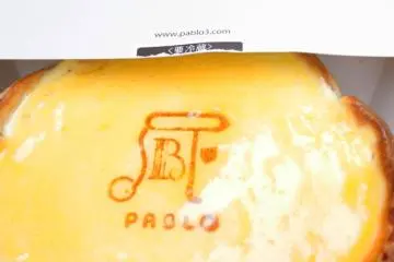 <p>Oven Fresh Cheese Tart (焼きたてチーズタルト / Yakitate Cheese Tart Chizutaruto) นั้นเป็นหนึ่งในเมนูขายดีประจำร้านที่แต่ละวันแต่ละสาขาจะผลิตขายเพียง 1,500 ชื้น เท่านั้น</p>