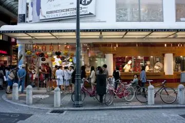 <p>สาขาชินไซบาชิ (Shinsaibashi) เป็นอีกหนึ่งสาขายอดนิยมที่มีคนต่อแถวซื้อขนมอร่อยกันตลอดทั้งวัน</p>