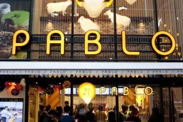 <p>ด้านหน้าร้าน PABLO สาขาโดตนโบริ (ตรงสะพาน Ebisu Bridge บริเวณที่มีบิลบอร์ดป้ายกูลิโกะ) ซึ่งเป็นสาขาใหญ่ ตกแต่งอย่างเก๋ไก๋ สำหรับสาขานี้เป็นสาขาเดียวในโอซาก้าที่ให้บริการแบบนั่งทานในร้านได้ และมีเมนูแบบพอดีคำจัดจานมาอย่างสวยงามให้สั่งทานกันได้แบบชิลๆ สบายๆ</p>