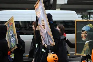 There were many incredible outfits at the show, some of the most creative are these famous painting outfits.&nbsp;
