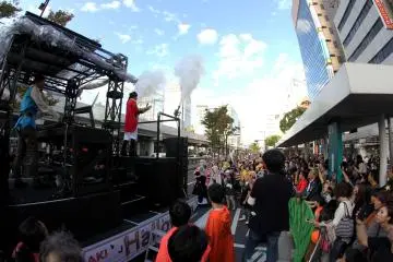 The MC went up on each float and did a short speech after which a lot of smoke came out of the back end of the float.&nbsp;