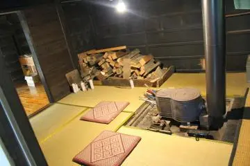Antigua estufa a leña y cojines