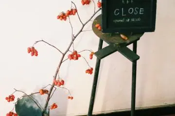<p>Little sign inside the building next to the stairs</p>