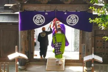 Monks at Takao-san Yakuo-in Yuki-ji.