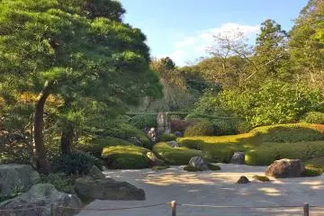 <p>The dry garden at Meigetsu-in expresses the Buddhist view of the world</p>